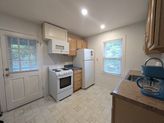 Building Photo - 614 Robeson St