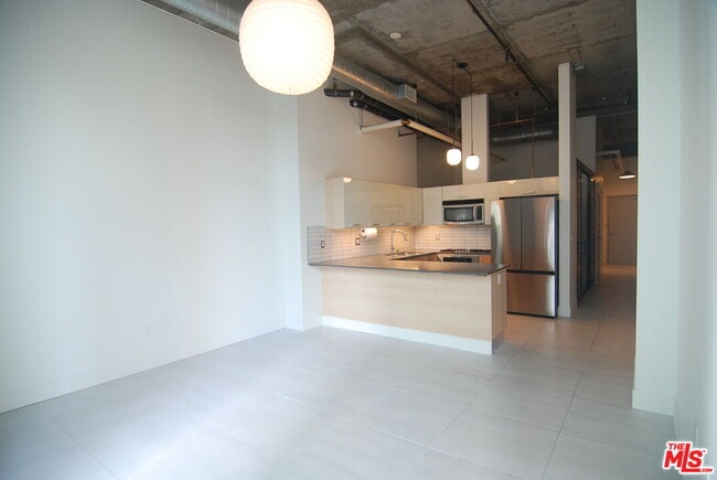 Photo - 645 W 9th St Unidad 725