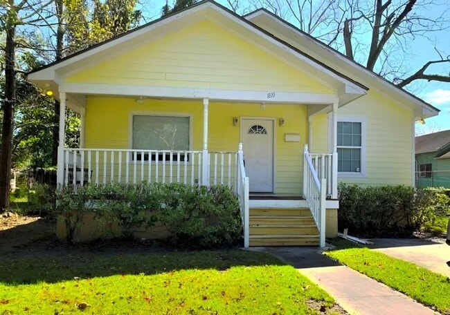Building Photo - SCAD-Friendly 3BR Home – Walk to Bus Stop | Roommates Welcome!