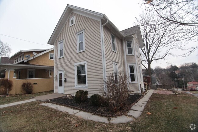 Building Photo - 4 bedroom home in the East Village of Dave...