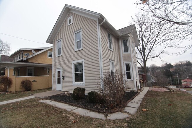 4 bedroom home in the East Village of Dave... - 4 bedroom home in the East Village of Dave...