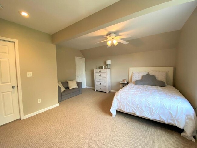 Good sized bedrooms with good sized closets - N40W27368 Glacier Rd Unit Upper