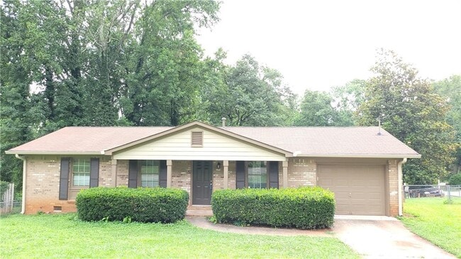 Building Photo - 211 Pine Forest Dr