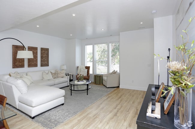 3BR, 2.5BA - 1,658 SF
