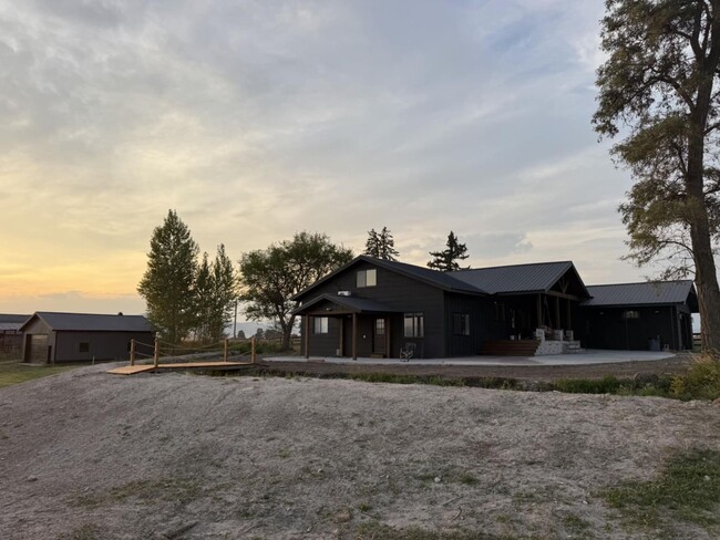 Building Photo - Newly remodeled fully furnished house coun...