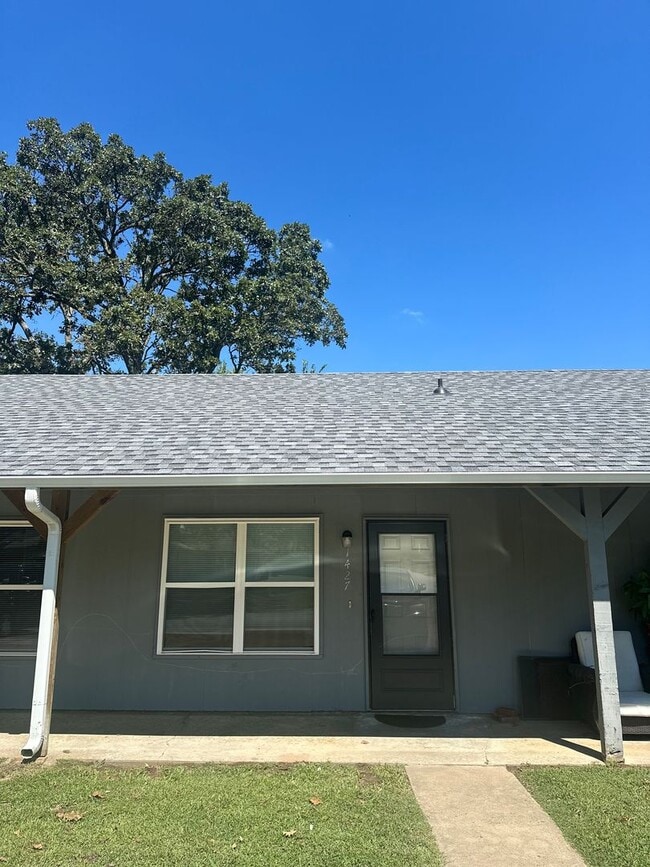 Building Photo - 2-Bedroom, 1-Bathroom Unit @ Rolling Oaks ... Rental