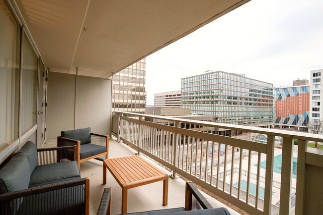 Photo - 2111 Richmond Hwy Unidad FL6-ID1022388P