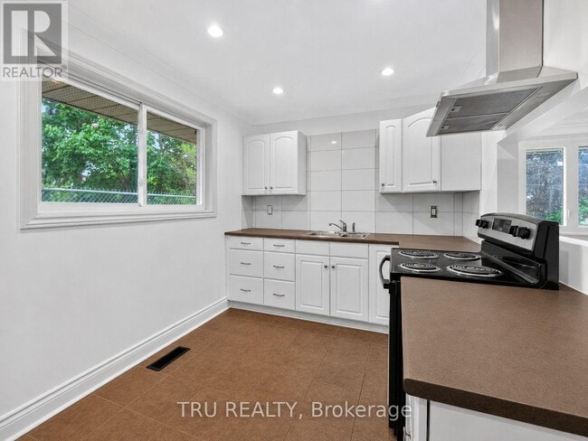 Photo - 1889 Russell Rd