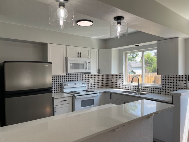 Building Photo - Duplex with 5 Bedroom & 4 Baths Unit 246