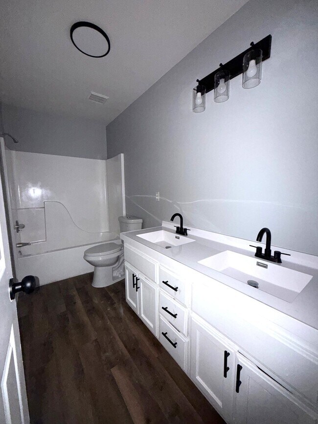 Photo - 312 N College St