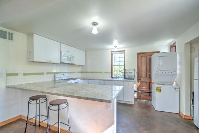 Building Photo - 2225 Blake St Unit Lower