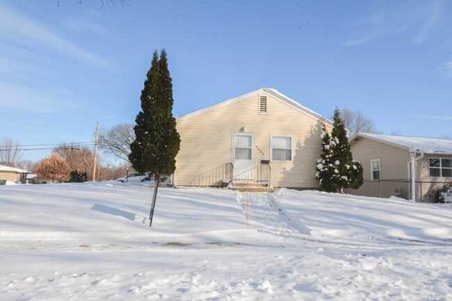 Building Photo - Ranch style apartment in duplex with finished basement space!