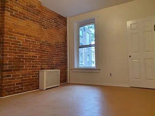 Building Photo - 32 - 364-368 Maple Street Unit 32201 - 364 Maple St 2nd Floor Rental