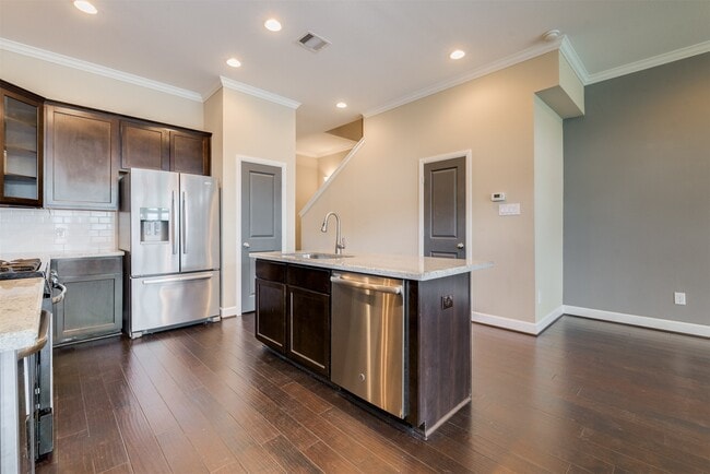 Photo - 5807 Larkin St