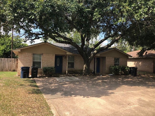 Building Photo - College Station - 2 bedroom 1 bath Duplex