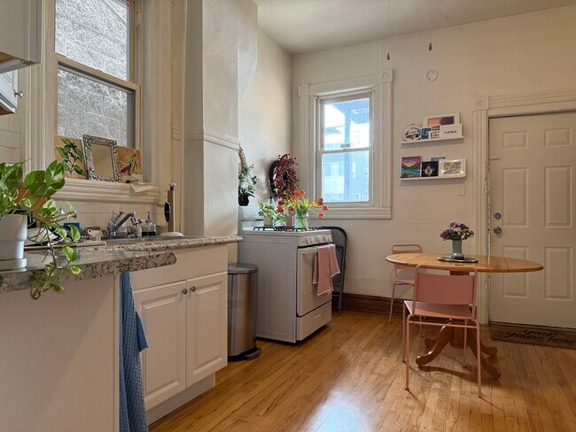 Photo - 2042 W Chicago Ave Unit 2R