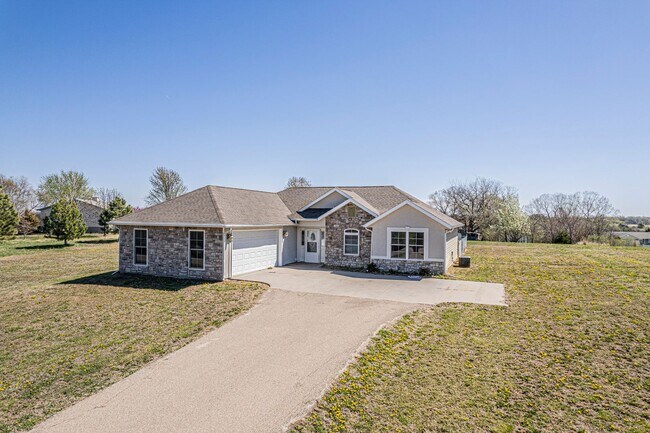 Close to Milford Lake, 1 Acre Lot - 3 Bed,... - Close to Milford Lake, 1 Acre Lot - 3 Bed,... House