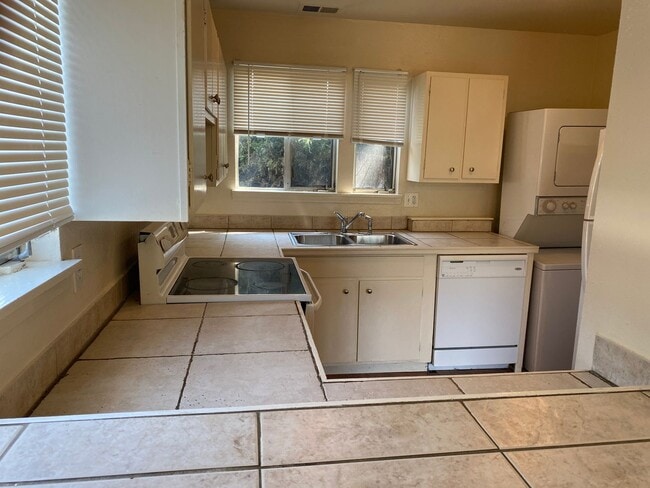 Photo - Seven Thirty, LLC (765) Unidad 765 #1