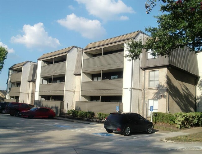 Photo - 3005 Walnut Bend Ln Condo Unit 26