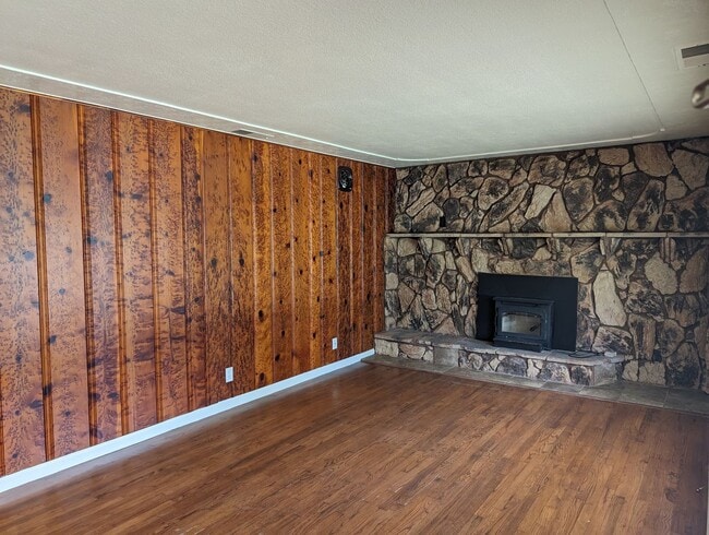 Photo - 3 Bedroom House Near Shopping and Schools