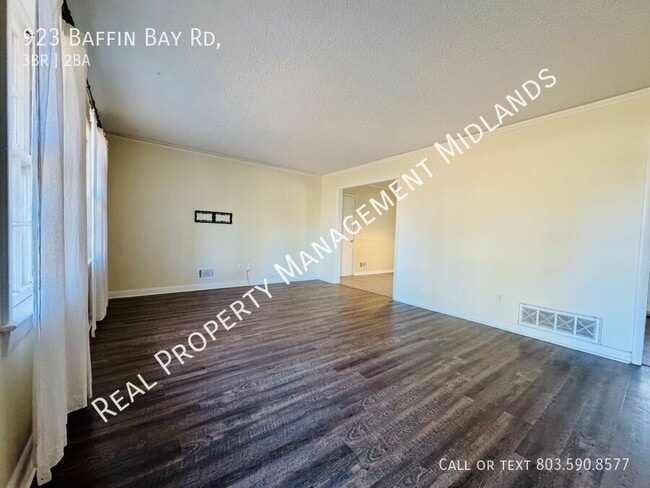 Photo - 923 Baffin Bay Rd