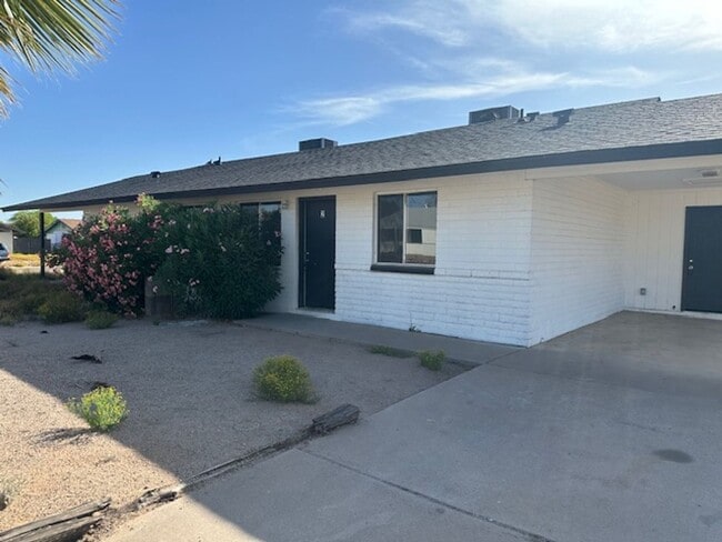 Building Photo - $1,450 For Lease Updated 2 bedrooms-1 Bathrooms in a Duplex With Attached Carport & Laundry Room ... Unit 960-1