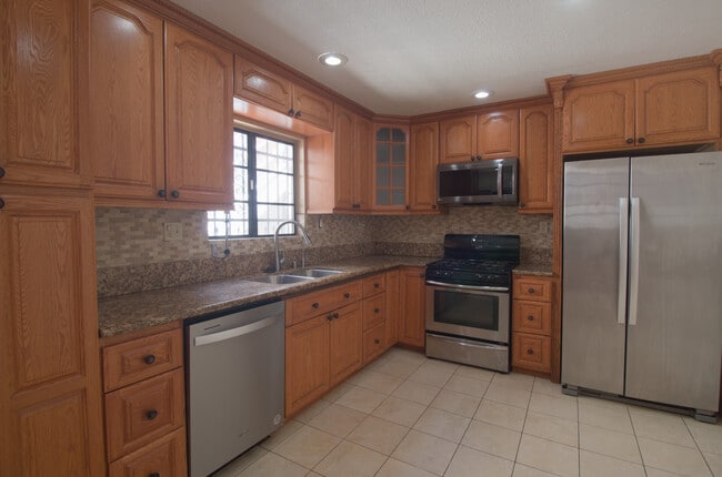 Cocina - 1348 N Orange Dr Unidad 2