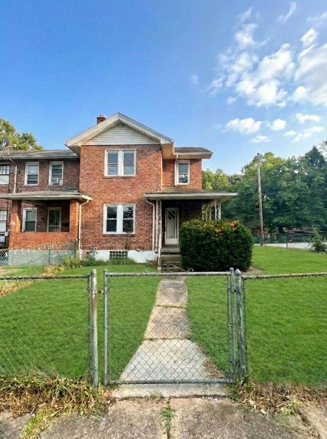 Building Photo - 3 Bedroom / 1 Bath End Unit Townhouse in Clairton