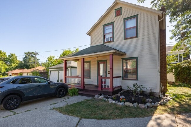 Building Photo - 510 Glenwood Ave SE Unit Cozy Furnished Carriage H Rental