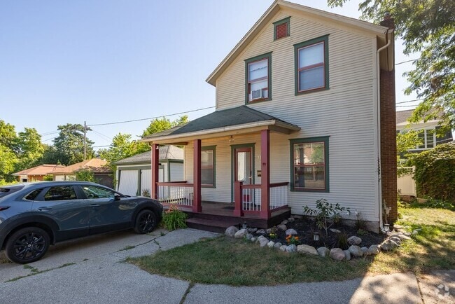 Building Photo - 510 Glenwood Ave SE Unit Cozy Furnished Carriage H Rental