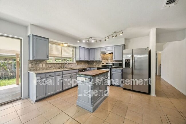 Building Photo - 2024 Robinson St