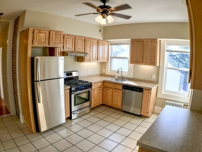 Building Photo - 130 Metropolitan Ave Unit 2