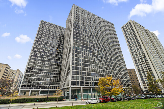 Building Photo - 330 W Diversey Pkwy Rental