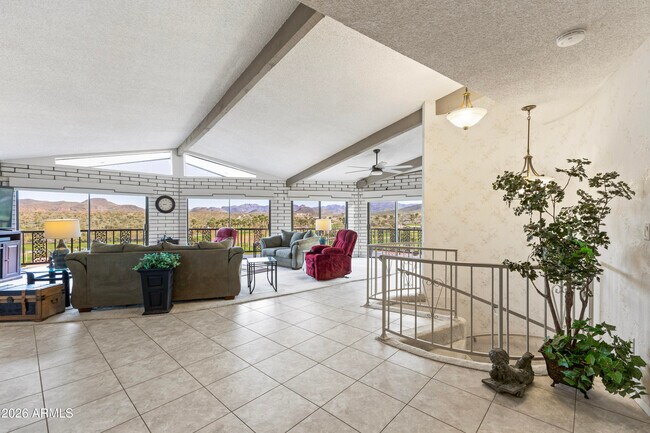 Photo - 322 N Cleopatra St