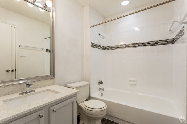1BR,1BA - 684SF - Bathroom