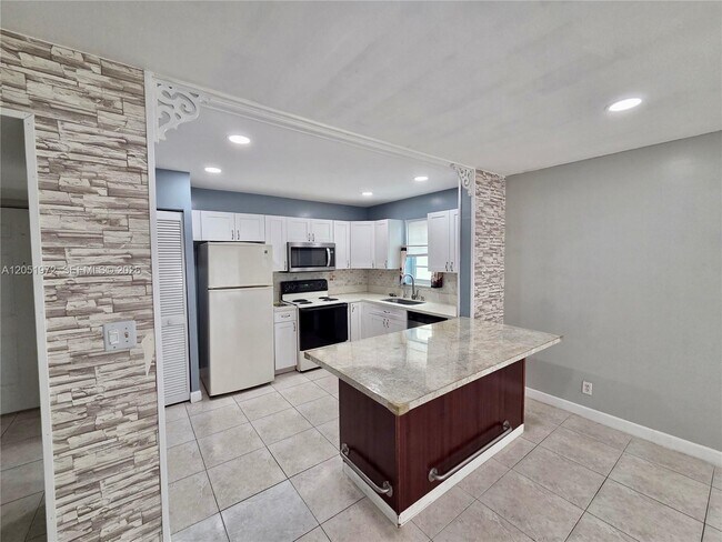 Building Photo - 4159 NW 90th Ave Unit 201