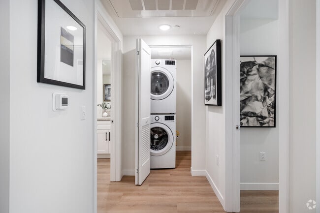 2BD, 2BA - 1,370SF - Laundry