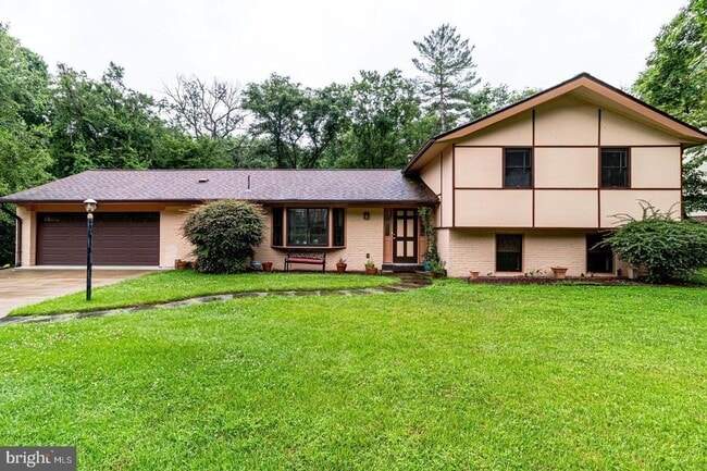 Building Photo - This elegant and unique three-level split ...