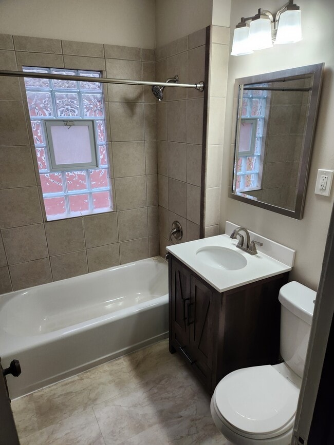 Building Photo - 17 Meriden St Unit Upper Flat