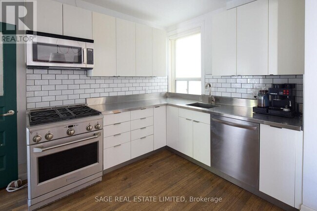Photo - 1158 College St