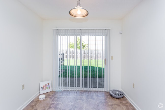 2BR, 1BA - 864 SF