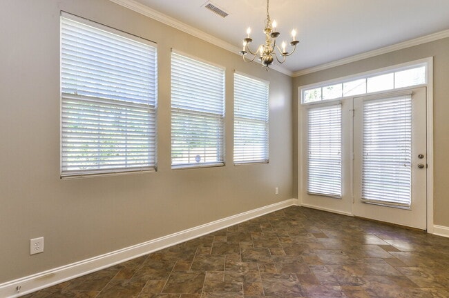 Photo - 130 Norwich Dr