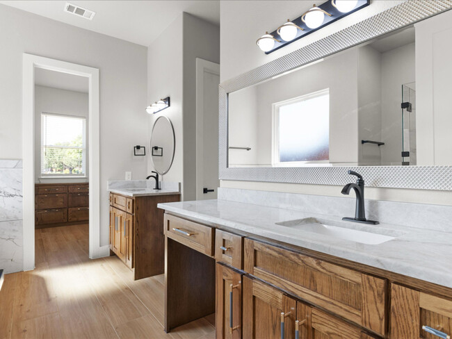 Photo - 8101 Oak Hollow Dr