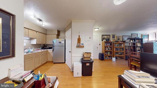 Building Photo - 3101 Patrick Henry Dr Unit 132