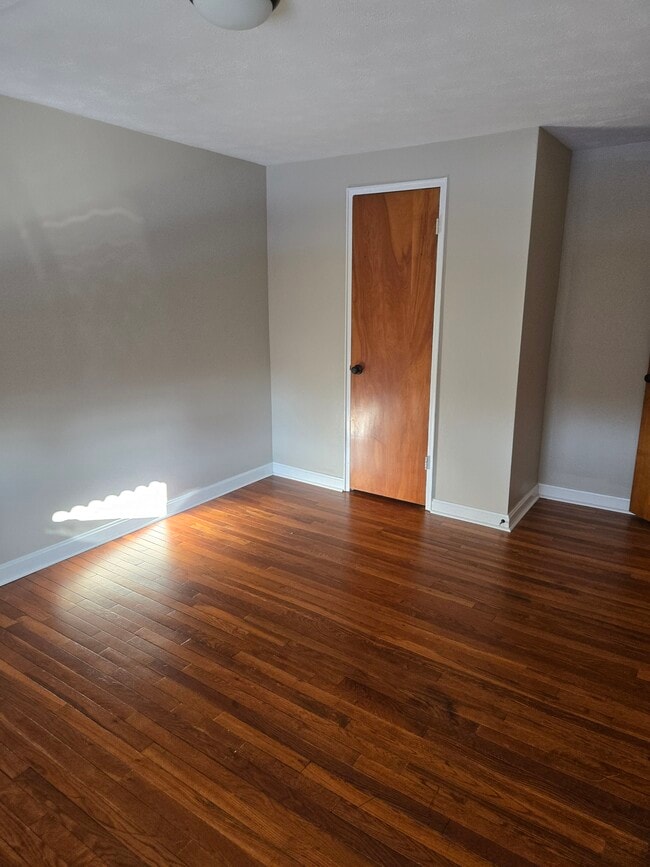 Photo - 1043 Broadview Blvd S