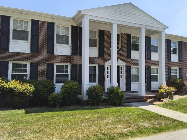 Building Photo - Blackstone Apartment Convenient to Fort Pickett