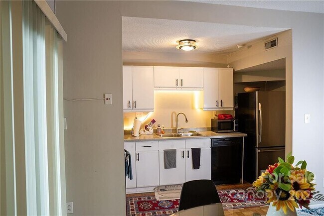 Photo - 414 W 8th St