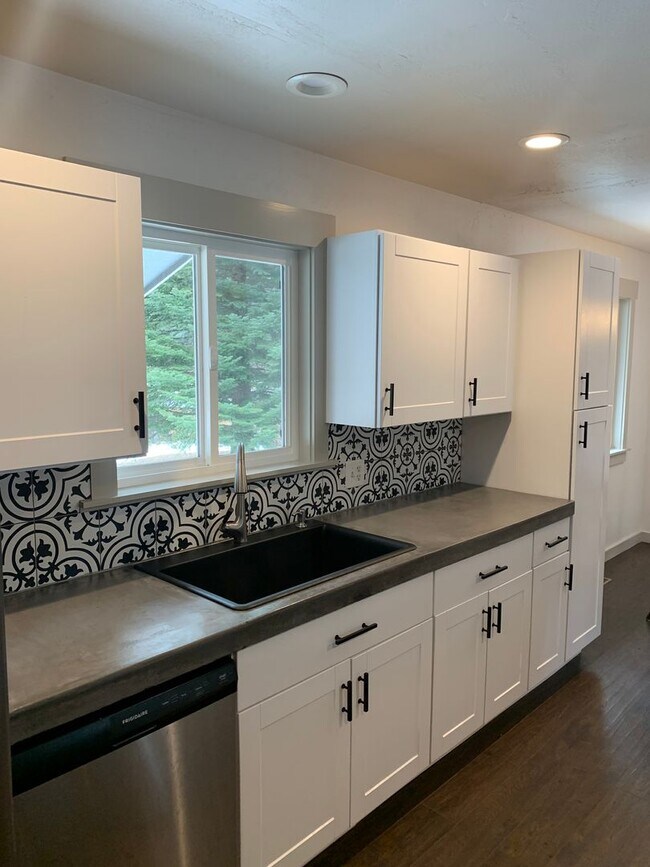 Emerald Estates 4 bed 2 bath with fenced yard House House Rental in