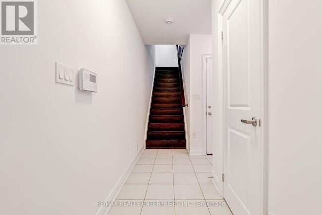 Photo - 290 Royalton Common