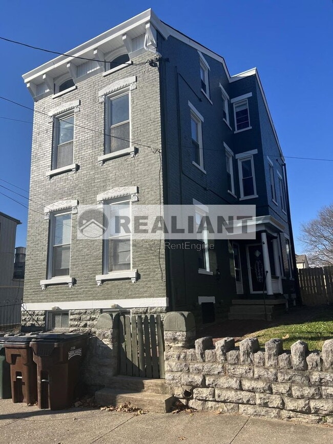 Building Photo - 121 E 9th St Unit 2